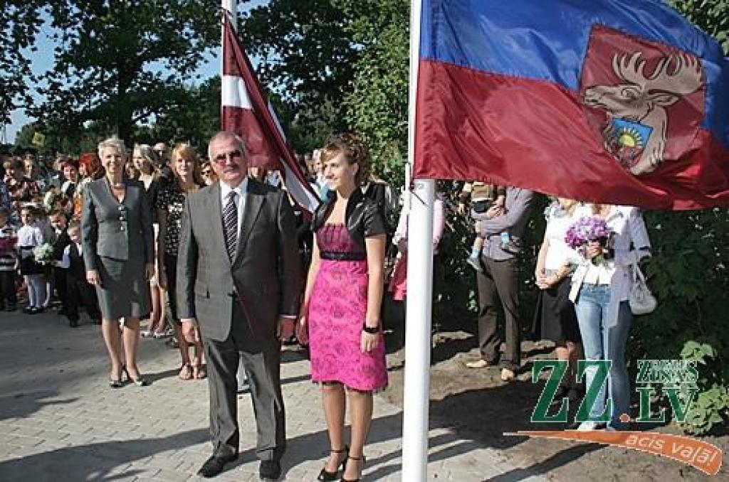 Jelgavas 4.vidusskola ir viena no retajām mācību iestādēm Latvijā, kas jauno mācību gadu sākusi jaunās telpās. Līdzās pateicības vārdiem pilsētai, celtniekiem un pārējiem, kuru dēļ tā tapusi, atklāšanas pasākumā skanēja arī aicinājums...