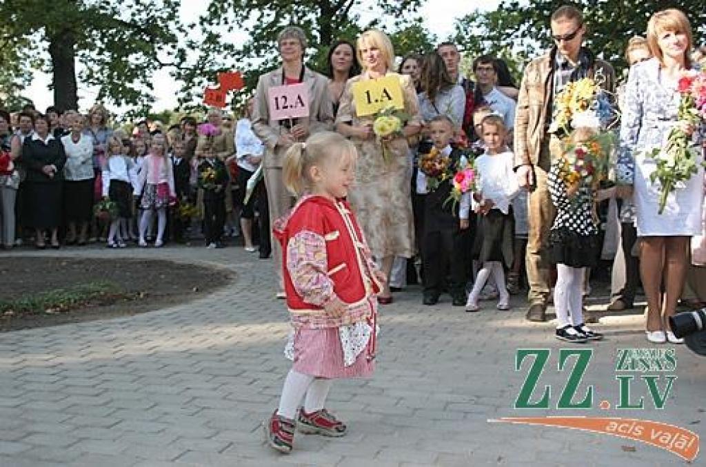 Jelgavas 4.vidusskola ir viena no retajām mācību iestādēm Latvijā, kas jauno mācību gadu sākusi jaunās telpās. Līdzās pateicības vārdiem pilsētai, celtniekiem un pārējiem, kuru dēļ tā tapusi, atklāšanas pasākumā skanēja arī aicinājums...