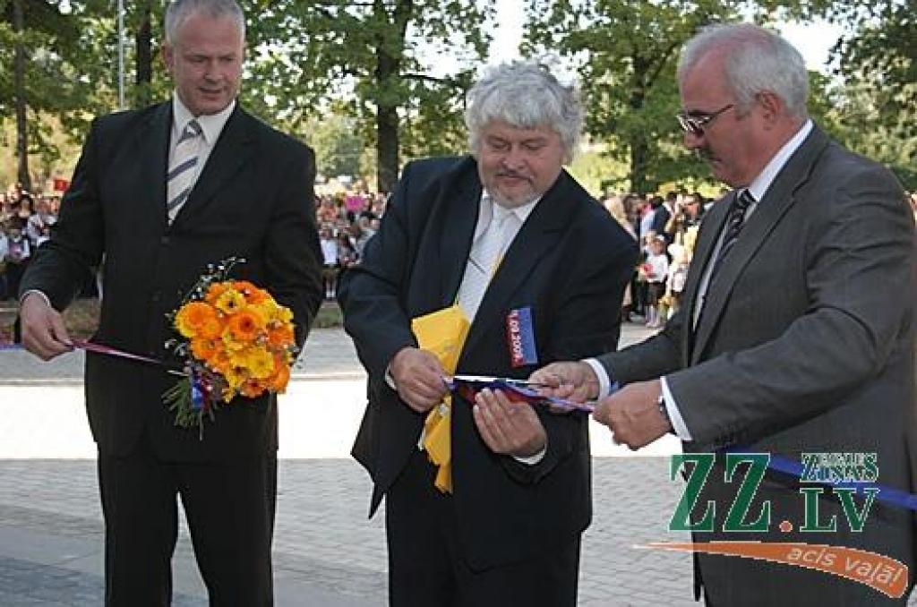 Jelgavas 4.vidusskola ir viena no retajām mācību iestādēm Latvijā, kas jauno mācību gadu sākusi jaunās telpās. Līdzās pateicības vārdiem pilsētai, celtniekiem un pārējiem, kuru dēļ tā tapusi, atklāšanas pasākumā skanēja arī aicinājums...