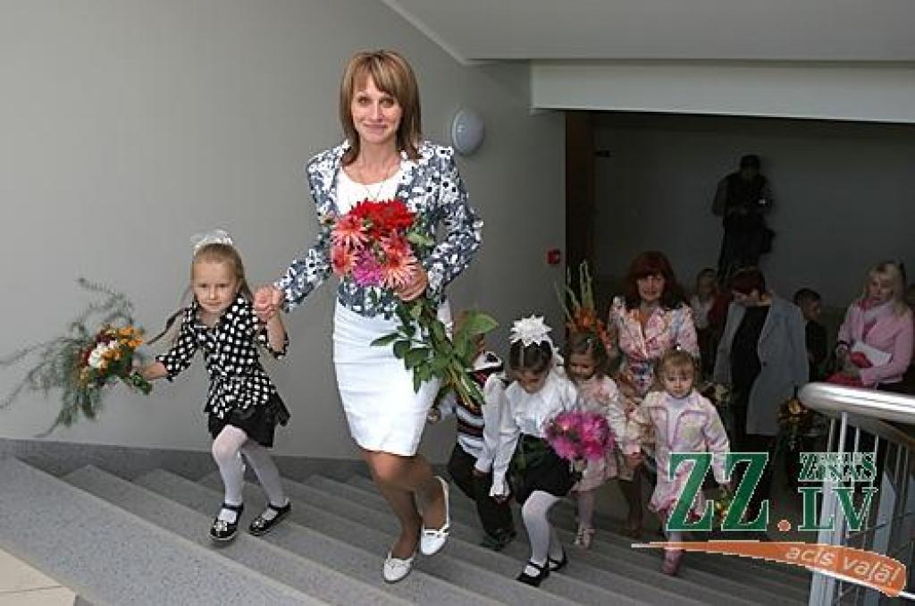 Jelgavas 4.vidusskola ir viena no retajām mācību iestādēm Latvijā, kas jauno mācību gadu sākusi jaunās telpās. Līdzās pateicības vārdiem pilsētai, celtniekiem un pārējiem, kuru dēļ tā tapusi, atklāšanas pasākumā skanēja arī aicinājums...