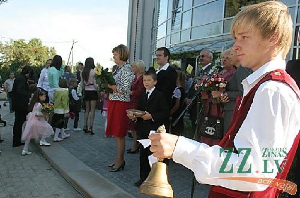 Jelgavas 4.vidusskola ir viena no retajām mācību iestādēm Latvijā, kas jauno mācību gadu sākusi jaunās telpās. Līdzās pateicības vārdiem pilsētai, celtniekiem un pārējiem, kuru dēļ tā tapusi, atklāšanas pasākumā skanēja arī aicinājums...