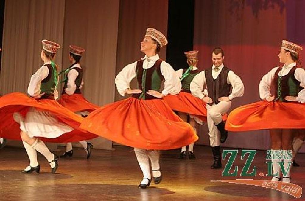 31.oktobrī Jelgavas kultūras namā notika «Rudens danči», kuros piedalījās deju ansambļi «Gauja» no Valmieras, «Kursa» no Saldus, «Vektors» no Rīgas, kā arī «Kalve», «Lielupe» un 30 gadus vecais «Diždancis» no Jelgavas.
Savas oriģināldejas...