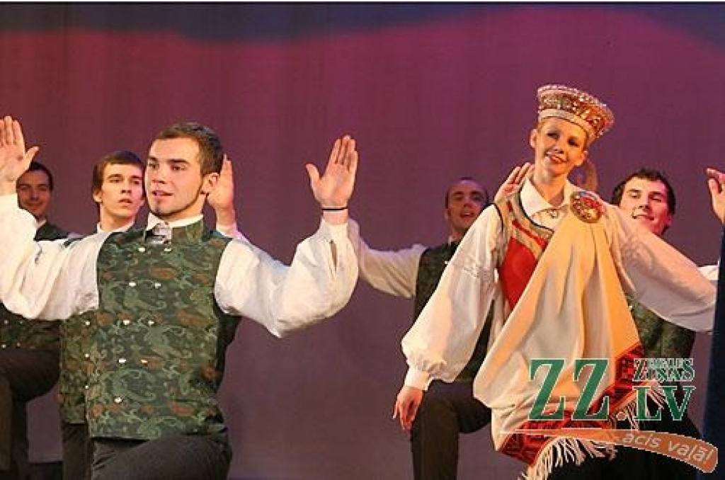 31.oktobrī Jelgavas kultūras namā notika «Rudens danči», kuros piedalījās deju ansambļi «Gauja» no Valmieras, «Kursa» no Saldus, «Vektors» no Rīgas, kā arī «Kalve», «Lielupe» un 30 gadus vecais «Diždancis» no Jelgavas.
Savas oriģināldejas...