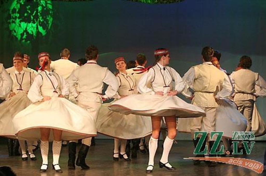 31.oktobrī Jelgavas kultūras namā notika «Rudens danči», kuros piedalījās deju ansambļi «Gauja» no Valmieras, «Kursa» no Saldus, «Vektors» no Rīgas, kā arī «Kalve», «Lielupe» un 30 gadus vecais «Diždancis» no Jelgavas.
Savas oriģināldejas...