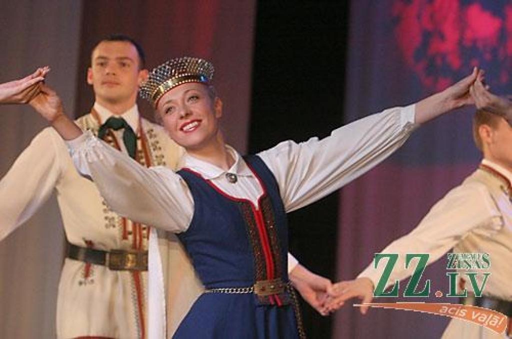 31.oktobrī Jelgavas kultūras namā notika «Rudens danči», kuros piedalījās deju ansambļi «Gauja» no Valmieras, «Kursa» no Saldus, «Vektors» no Rīgas, kā arī «Kalve», «Lielupe» un 30 gadus vecais «Diždancis» no Jelgavas.
Savas oriģināldejas...