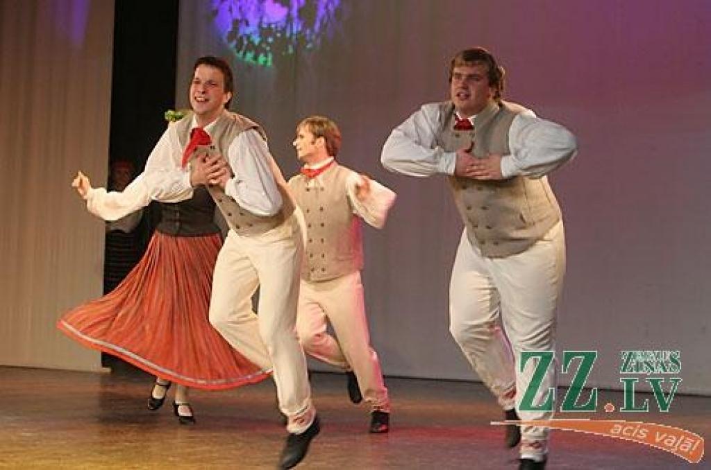 31.oktobrī Jelgavas kultūras namā notika «Rudens danči», kuros piedalījās deju ansambļi «Gauja» no Valmieras, «Kursa» no Saldus, «Vektors» no Rīgas, kā arī «Kalve», «Lielupe» un 30 gadus vecais «Diždancis» no Jelgavas.
Savas oriģināldejas...