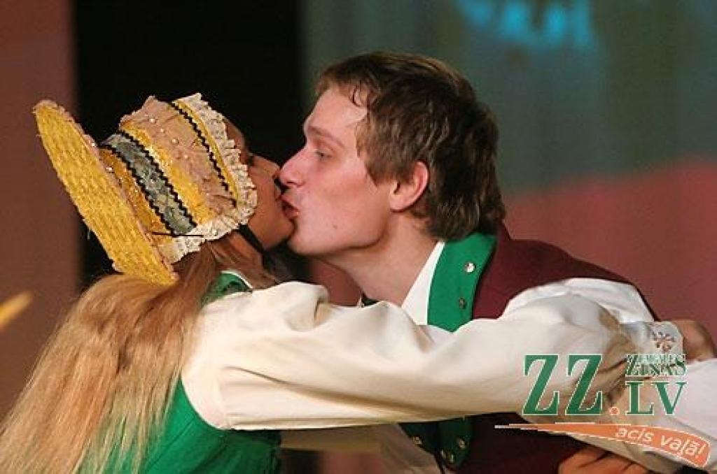 31.oktobrī Jelgavas kultūras namā notika «Rudens danči», kuros piedalījās deju ansambļi «Gauja» no Valmieras, «Kursa» no Saldus, «Vektors» no Rīgas, kā arī «Kalve», «Lielupe» un 30 gadus vecais «Diždancis» no Jelgavas.
Savas oriģināldejas...