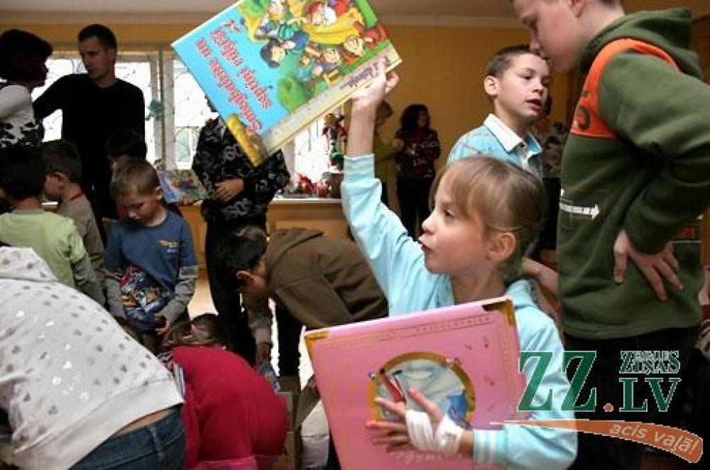 «Grāmatas lasu, kad man ir skumīgi, jo tā labāk var aizmirst visu slikto. Mīļākās man ir «Toma Sojera piedzīvojumi», «Skolu peles», tagad lasu krievu tautas pasakas,» stāsta 14 gadus vecais Ivars. Viņš un vēl 65 citi Jelgavas Bērnu...