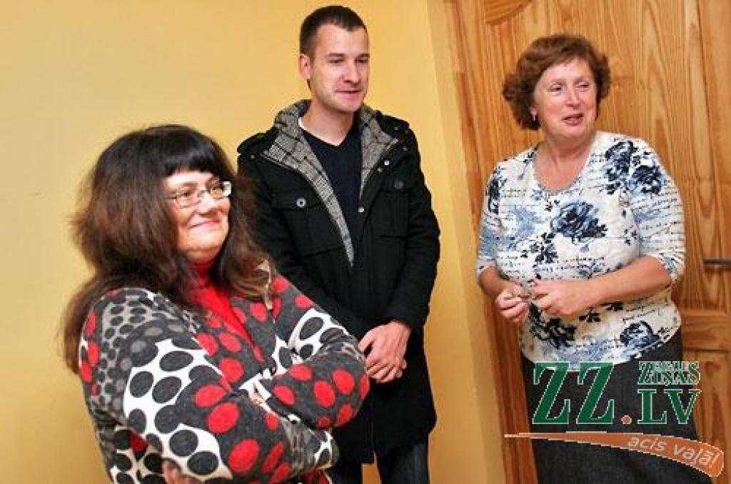 «Grāmatas lasu, kad man ir skumīgi, jo tā labāk var aizmirst visu slikto. Mīļākās man ir «Toma Sojera piedzīvojumi», «Skolu peles», tagad lasu krievu tautas pasakas,» stāsta 14 gadus vecais Ivars. Viņš un vēl 65 citi Jelgavas Bērnu...