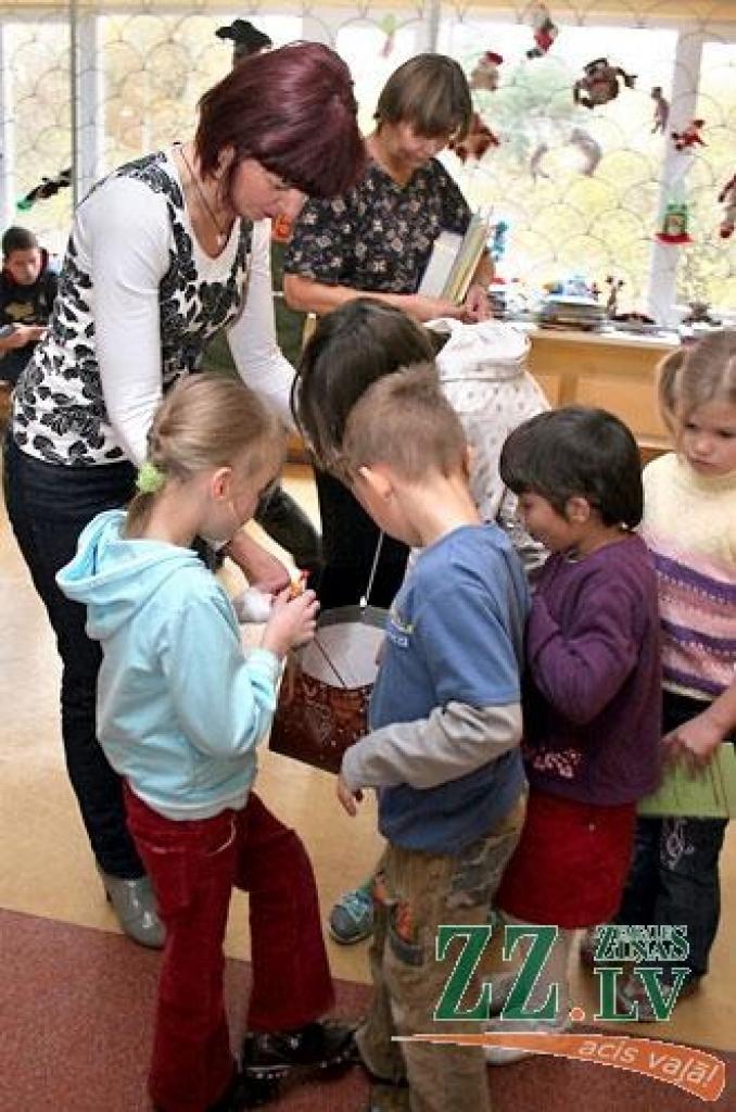 «Grāmatas lasu, kad man ir skumīgi, jo tā labāk var aizmirst visu slikto. Mīļākās man ir «Toma Sojera piedzīvojumi», «Skolu peles», tagad lasu krievu tautas pasakas,» stāsta 14 gadus vecais Ivars. Viņš un vēl 65 citi Jelgavas Bērnu...
