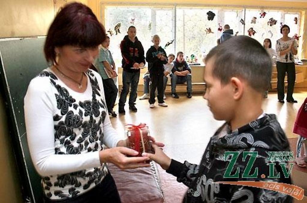 «Grāmatas lasu, kad man ir skumīgi, jo tā labāk var aizmirst visu slikto. Mīļākās man ir «Toma Sojera piedzīvojumi», «Skolu peles», tagad lasu krievu tautas pasakas,» stāsta 14 gadus vecais Ivars. Viņš un vēl 65 citi Jelgavas Bērnu...