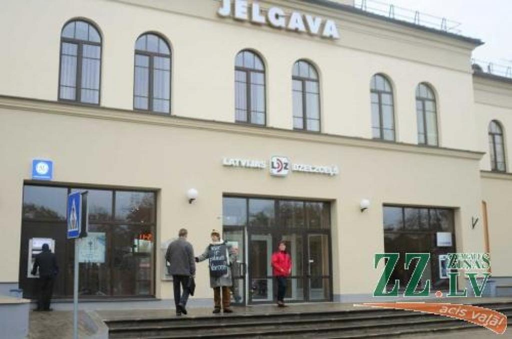 Kāds zz.lv lasītājs, vārdā Ģirts, nolēma padalīties ar savu Jelgavā piefiksēto mirkli. «Netīšām nofotogrāfēju,» kautrīgi bilst jelgavnieks, un varam tikai domāt vai minēt, ko un kāpēc nezināmais piketētājs pie Jelgavas stacijas gribējis...