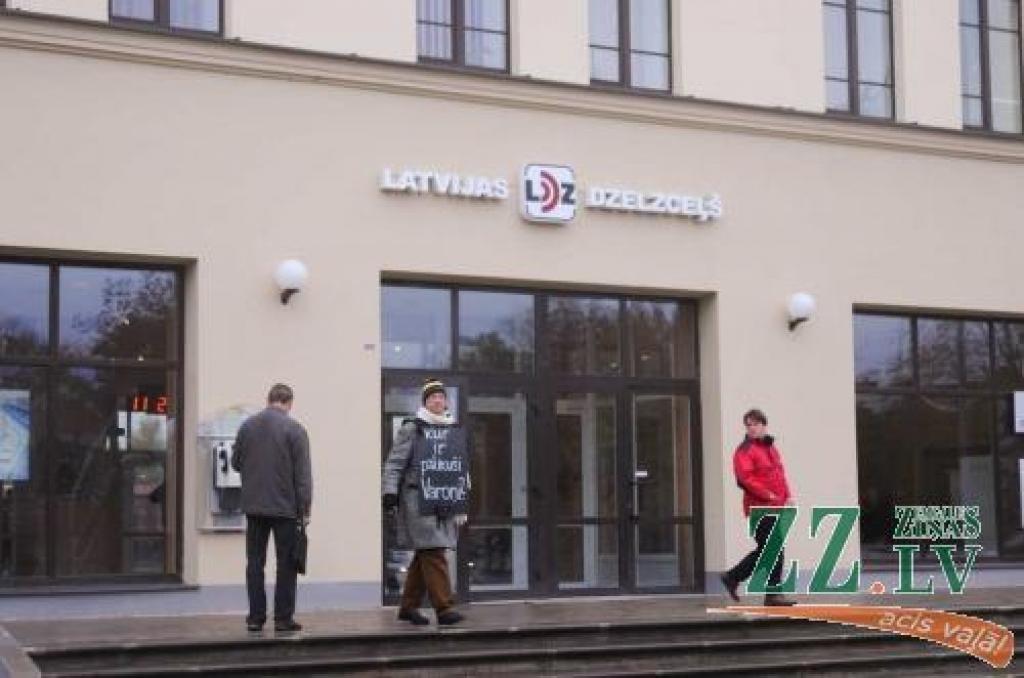 Kāds zz.lv lasītājs, vārdā Ģirts, nolēma padalīties ar savu Jelgavā piefiksēto mirkli. «Netīšām nofotogrāfēju,» kautrīgi bilst jelgavnieks, un varam tikai domāt vai minēt, ko un kāpēc nezināmais piketētājs pie Jelgavas stacijas gribējis...