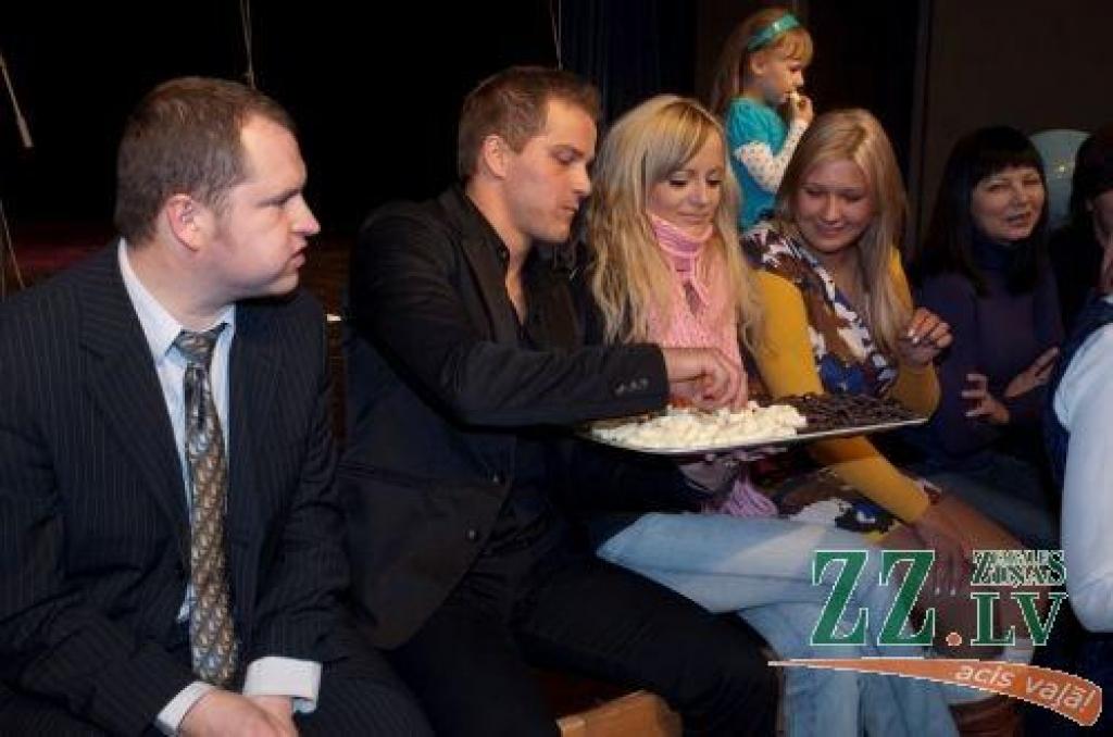 Otrdien, 13.oktobrī Jelgavas Kultūras namā Jelgavas «Tirkizzilās krāsas zemes koris» un Žoržs Siksna tikās ar saviem atbalstītājiem. Tikšanos organizēja «Karūna» sadarbībā ar digitālās satelīttelevīzijas operatoru «VIASAT».
Organizatoru...