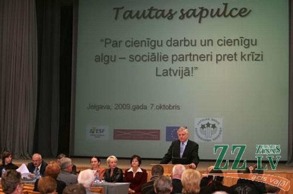Tikai ap simts cilvēku, lielākoties Latvijas Lauksaimniecības universitātes darbinieki, šodien pulcējās pils aulā uz Latvijas Brīvo arodbiedrību savienības (LBAS) organizēto tautas sapulci ar nosaukumu «Par cienīgu darbu, cienīgu algu –...