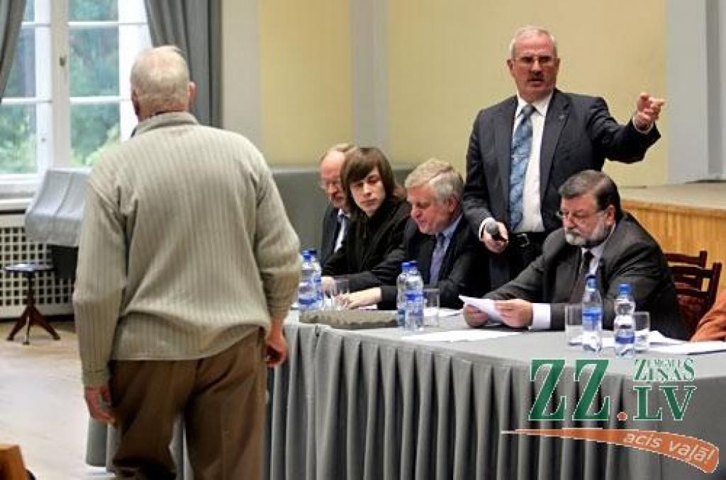 Tikai ap simts cilvēku, lielākoties Latvijas Lauksaimniecības universitātes darbinieki, šodien pulcējās pils aulā uz Latvijas Brīvo arodbiedrību savienības (LBAS) organizēto tautas sapulci ar nosaukumu «Par cienīgu darbu, cienīgu algu –...