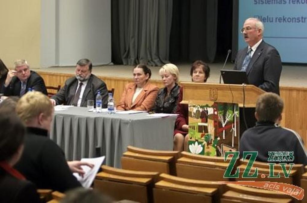 Tikai ap simts cilvēku, lielākoties Latvijas Lauksaimniecības universitātes darbinieki, šodien pulcējās pils aulā uz Latvijas Brīvo arodbiedrību savienības (LBAS) organizēto tautas sapulci ar nosaukumu «Par cienīgu darbu, cienīgu algu –...