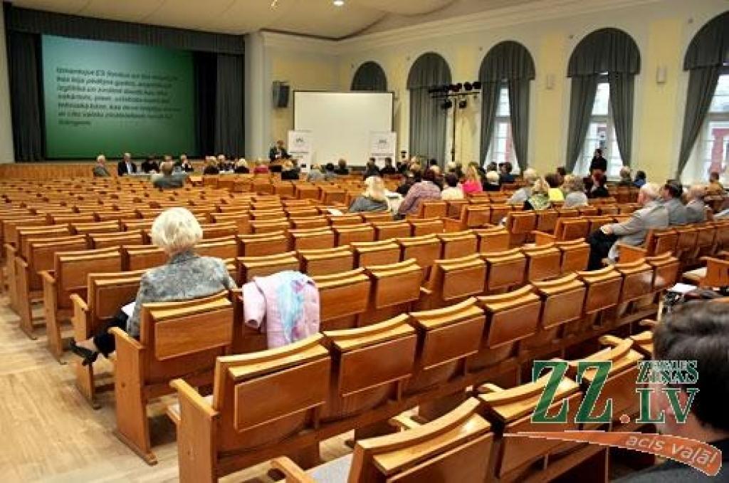 Tikai ap simts cilvēku, lielākoties Latvijas Lauksaimniecības universitātes darbinieki, šodien pulcējās pils aulā uz Latvijas Brīvo arodbiedrību savienības (LBAS) organizēto tautas sapulci ar nosaukumu «Par cienīgu darbu, cienīgu algu –...