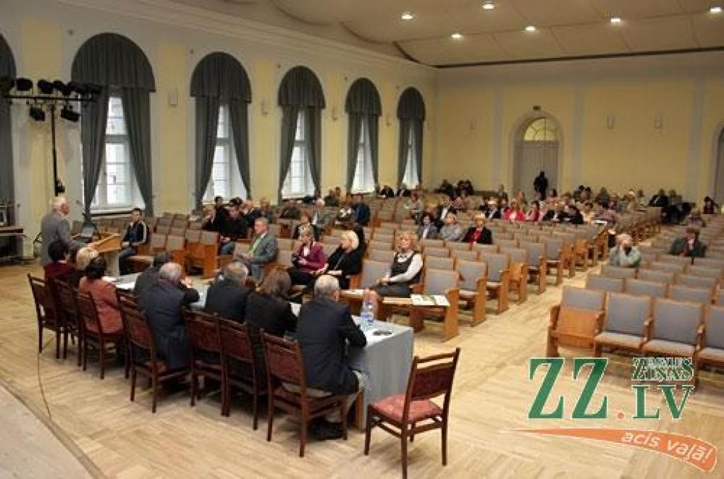 Tikai ap simts cilvēku, lielākoties Latvijas Lauksaimniecības universitātes darbinieki, šodien pulcējās pils aulā uz Latvijas Brīvo arodbiedrību savienības (LBAS) organizēto tautas sapulci ar nosaukumu «Par cienīgu darbu, cienīgu algu –...