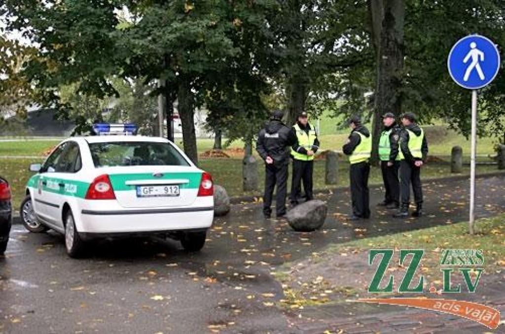 Tikai ap simts cilvēku, lielākoties Latvijas Lauksaimniecības universitātes darbinieki, šodien pulcējās pils aulā uz Latvijas Brīvo arodbiedrību savienības (LBAS) organizēto tautas sapulci ar nosaukumu «Par cienīgu darbu, cienīgu algu –...