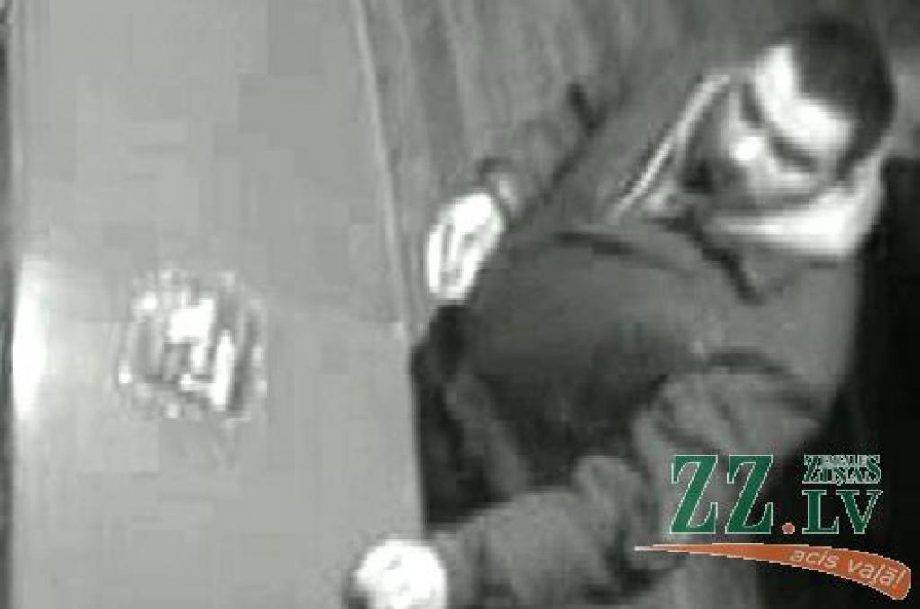 Policijas meklēšanā izsludinātā persona.
Autors: Videonovērošanas kameras attēls.
