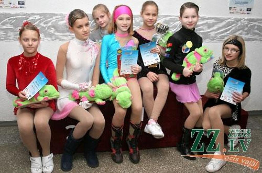 Septiņu valstu jaunie daiļslidotāji nedēļas nogalē sacentās starptautiskās sacensībās Ozolniekos. Tās jau otro reizi rīkoja ledus skola «Zemgale» sadarbībā ar «Ozo» ledus halli. Gripa nav gājusi secen arī daiļslidotājiem - tās dēļ daudzi...