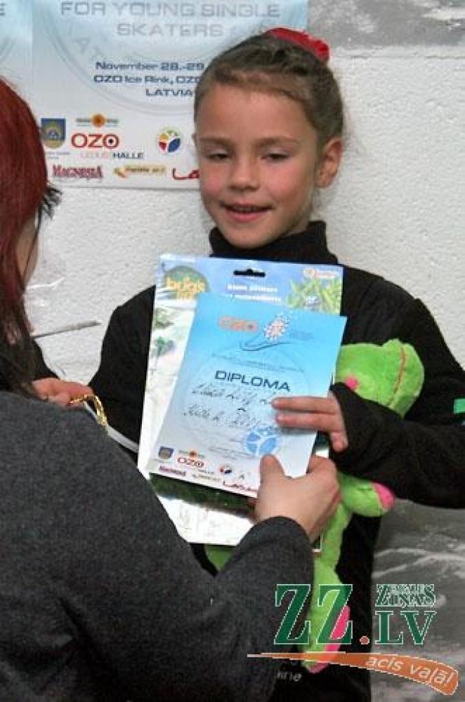 Septiņu valstu jaunie daiļslidotāji nedēļas nogalē sacentās starptautiskās sacensībās Ozolniekos. Tās jau otro reizi rīkoja ledus skola «Zemgale» sadarbībā ar «Ozo» ledus halli. Gripa nav gājusi secen arī daiļslidotājiem - tās dēļ daudzi...