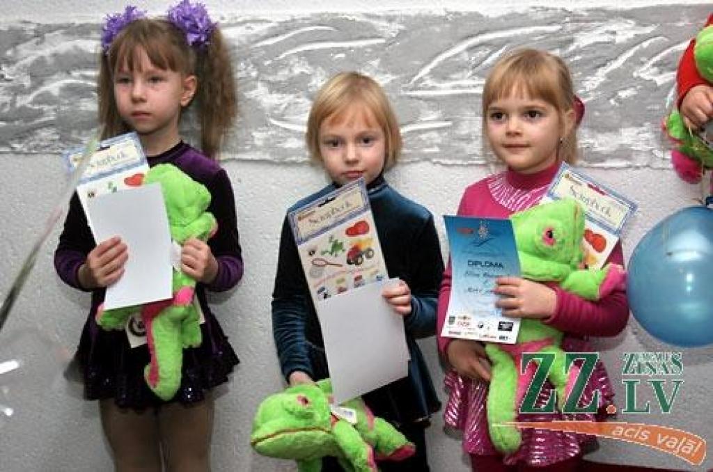 Septiņu valstu jaunie daiļslidotāji nedēļas nogalē sacentās starptautiskās sacensībās Ozolniekos. Tās jau otro reizi rīkoja ledus skola «Zemgale» sadarbībā ar «Ozo» ledus halli. Gripa nav gājusi secen arī daiļslidotājiem - tās dēļ daudzi...