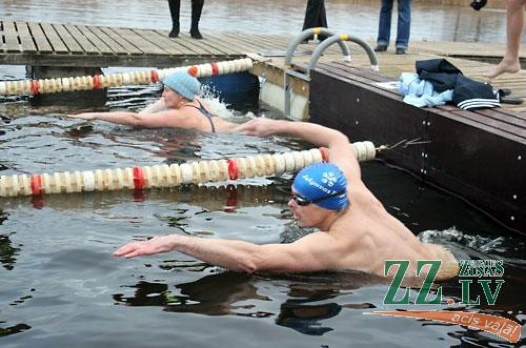 «Peld kuģīši un jahtas, pāri lido lidmašīnas, krastā pulcējas skatītāji, un mēs šeit tūlīt dosimies ūdenī visam pa vidu,» atbraucēju acīm 22.novembrī Jelgavas Jahtklubā vēroto kustības pilno ainu raksturo sacensību rīkotāju pārstāve un...