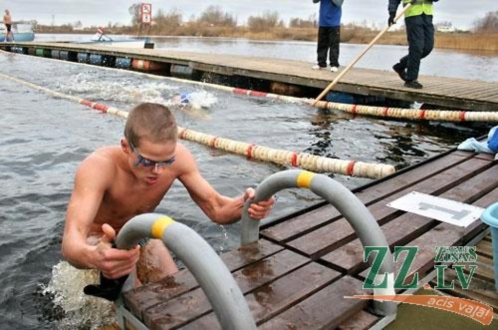 «Peld kuģīši un jahtas, pāri lido lidmašīnas, krastā pulcējas skatītāji, un mēs šeit tūlīt dosimies ūdenī visam pa vidu,» atbraucēju acīm 22.novembrī Jelgavas Jahtklubā vēroto kustības pilno ainu raksturo sacensību rīkotāju pārstāve un...