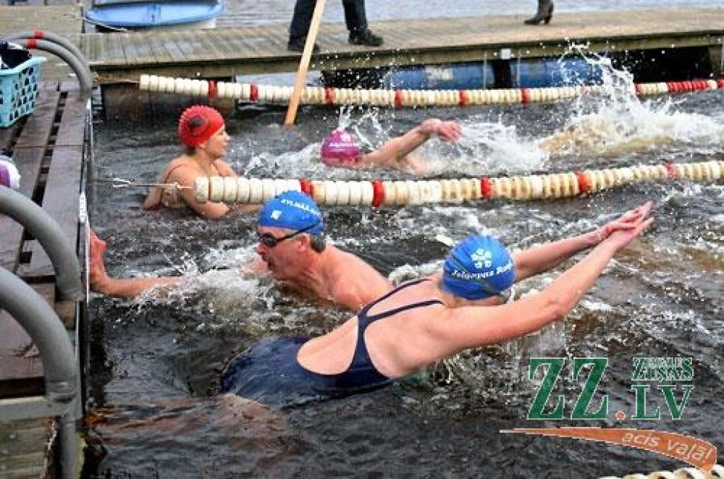 «Peld kuģīši un jahtas, pāri lido lidmašīnas, krastā pulcējas skatītāji, un mēs šeit tūlīt dosimies ūdenī visam pa vidu,» atbraucēju acīm 22.novembrī Jelgavas Jahtklubā vēroto kustības pilno ainu raksturo sacensību rīkotāju pārstāve un...