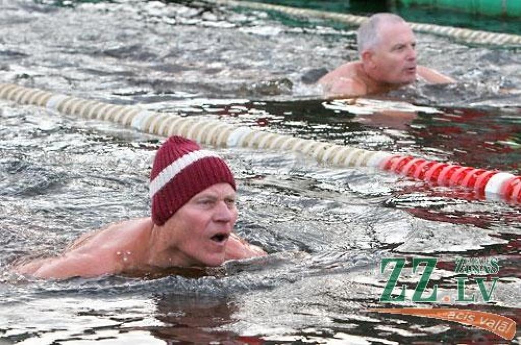 «Peld kuģīši un jahtas, pāri lido lidmašīnas, krastā pulcējas skatītāji, un mēs šeit tūlīt dosimies ūdenī visam pa vidu,» atbraucēju acīm 22.novembrī Jelgavas Jahtklubā vēroto kustības pilno ainu raksturo sacensību rīkotāju pārstāve un...