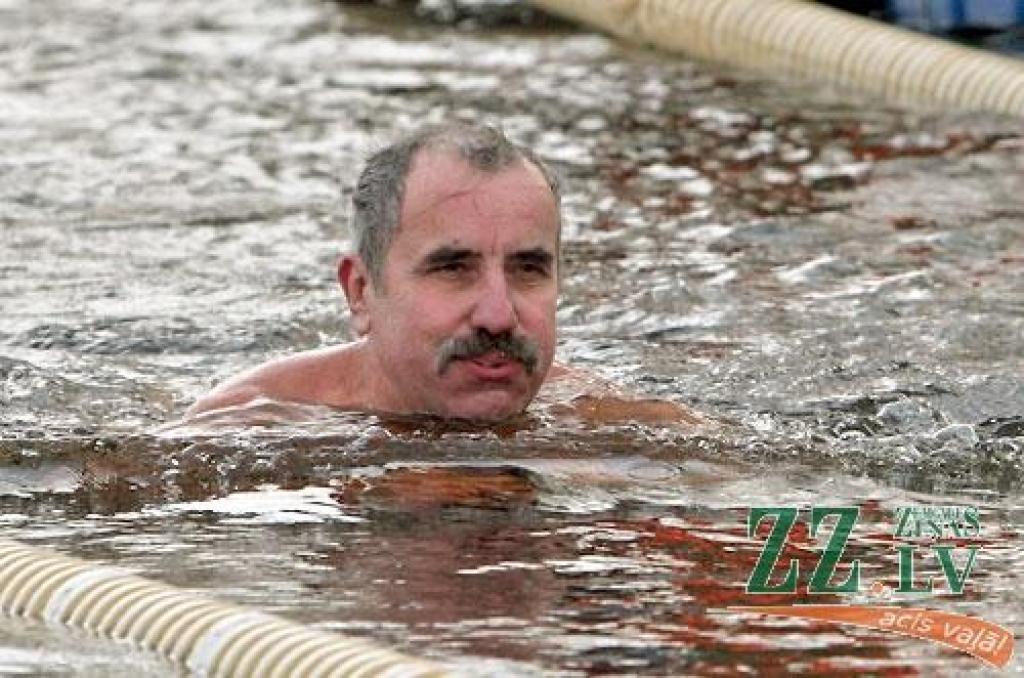 «Peld kuģīši un jahtas, pāri lido lidmašīnas, krastā pulcējas skatītāji, un mēs šeit tūlīt dosimies ūdenī visam pa vidu,» atbraucēju acīm 22.novembrī Jelgavas Jahtklubā vēroto kustības pilno ainu raksturo sacensību rīkotāju pārstāve un...