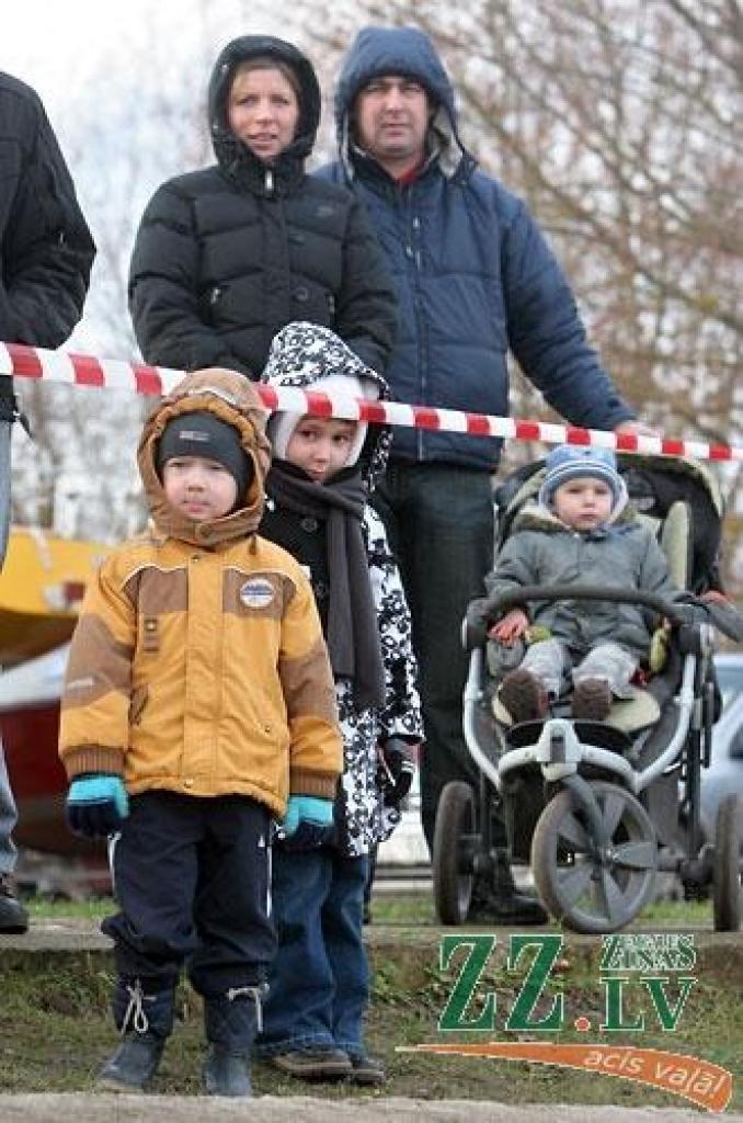 «Peld kuģīši un jahtas, pāri lido lidmašīnas, krastā pulcējas skatītāji, un mēs šeit tūlīt dosimies ūdenī visam pa vidu,» atbraucēju acīm 22.novembrī Jelgavas Jahtklubā vēroto kustības pilno ainu raksturo sacensību rīkotāju pārstāve un...
