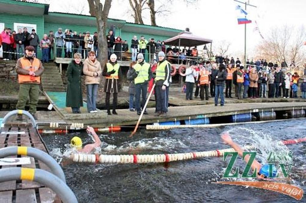 «Peld kuģīši un jahtas, pāri lido lidmašīnas, krastā pulcējas skatītāji, un mēs šeit tūlīt dosimies ūdenī visam pa vidu,» atbraucēju acīm 22.novembrī Jelgavas Jahtklubā vēroto kustības pilno ainu raksturo sacensību rīkotāju pārstāve un...