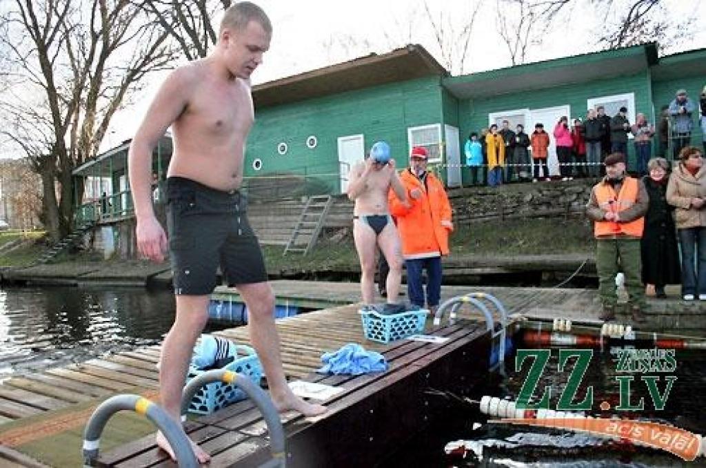 «Peld kuģīši un jahtas, pāri lido lidmašīnas, krastā pulcējas skatītāji, un mēs šeit tūlīt dosimies ūdenī visam pa vidu,» atbraucēju acīm 22.novembrī Jelgavas Jahtklubā vēroto kustības pilno ainu raksturo sacensību rīkotāju pārstāve un...