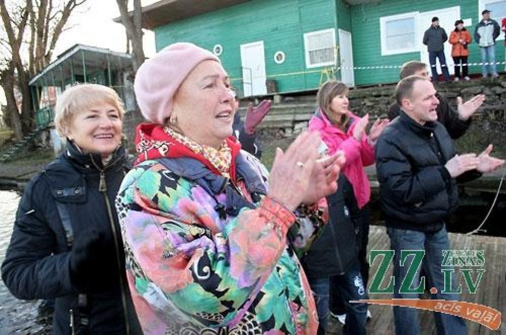 «Peld kuģīši un jahtas, pāri lido lidmašīnas, krastā pulcējas skatītāji, un mēs šeit tūlīt dosimies ūdenī visam pa vidu,» atbraucēju acīm 22.novembrī Jelgavas Jahtklubā vēroto kustības pilno ainu raksturo sacensību rīkotāju pārstāve un...
