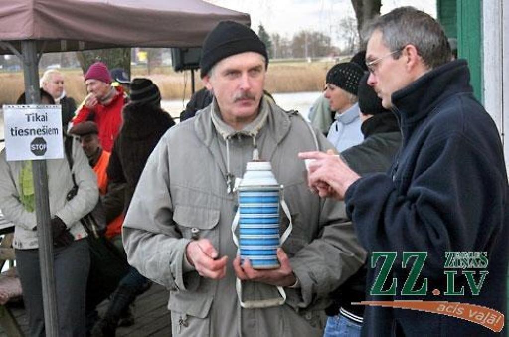 «Peld kuģīši un jahtas, pāri lido lidmašīnas, krastā pulcējas skatītāji, un mēs šeit tūlīt dosimies ūdenī visam pa vidu,» atbraucēju acīm 22.novembrī Jelgavas Jahtklubā vēroto kustības pilno ainu raksturo sacensību rīkotāju pārstāve un...