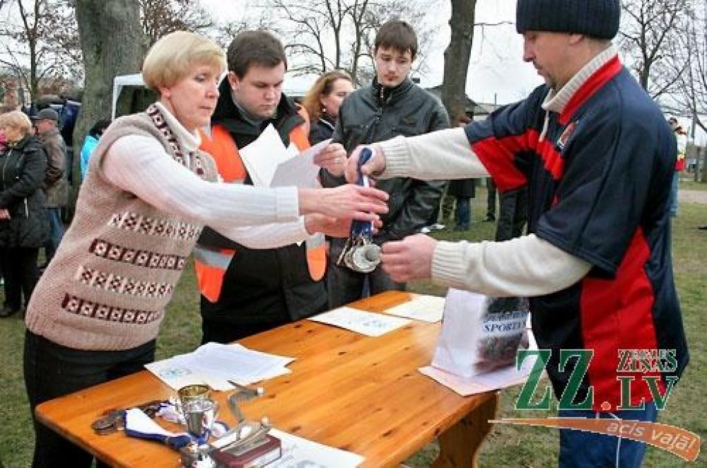 «Peld kuģīši un jahtas, pāri lido lidmašīnas, krastā pulcējas skatītāji, un mēs šeit tūlīt dosimies ūdenī visam pa vidu,» atbraucēju acīm 22.novembrī Jelgavas Jahtklubā vēroto kustības pilno ainu raksturo sacensību rīkotāju pārstāve un...