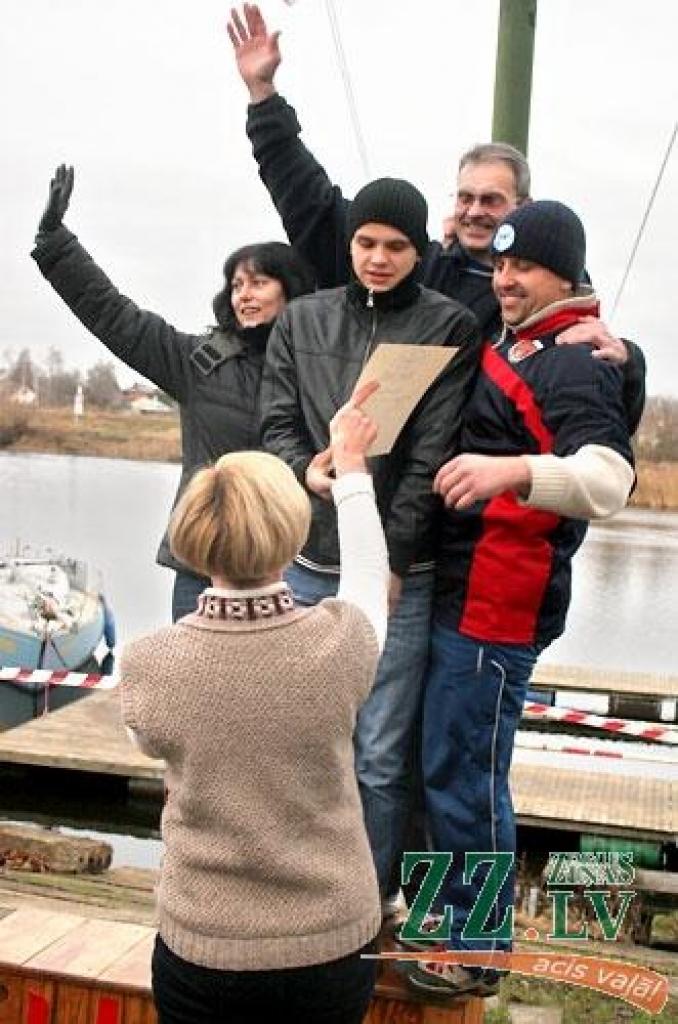 «Peld kuģīši un jahtas, pāri lido lidmašīnas, krastā pulcējas skatītāji, un mēs šeit tūlīt dosimies ūdenī visam pa vidu,» atbraucēju acīm 22.novembrī Jelgavas Jahtklubā vēroto kustības pilno ainu raksturo sacensību rīkotāju pārstāve un...