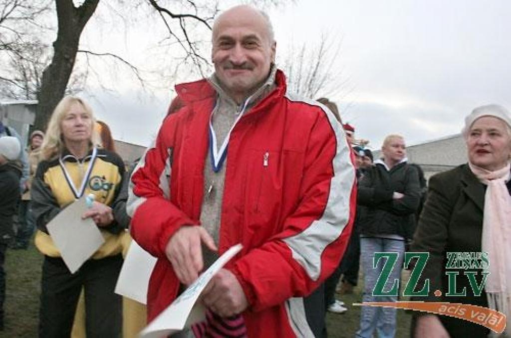 «Peld kuģīši un jahtas, pāri lido lidmašīnas, krastā pulcējas skatītāji, un mēs šeit tūlīt dosimies ūdenī visam pa vidu,» atbraucēju acīm 22.novembrī Jelgavas Jahtklubā vēroto kustības pilno ainu raksturo sacensību rīkotāju pārstāve un...