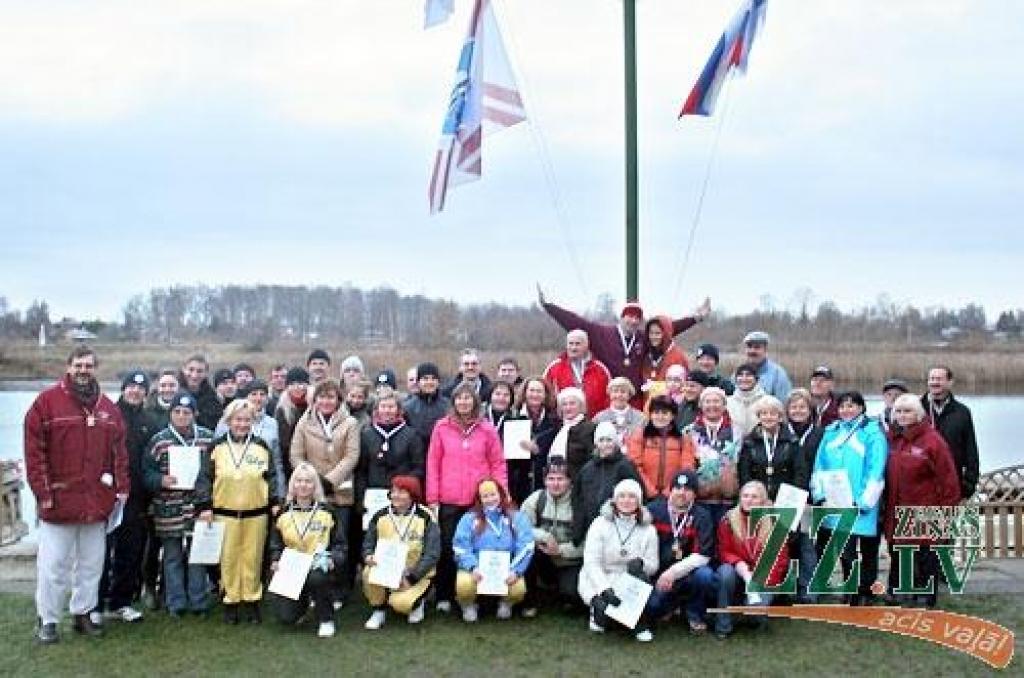 «Peld kuģīši un jahtas, pāri lido lidmašīnas, krastā pulcējas skatītāji, un mēs šeit tūlīt dosimies ūdenī visam pa vidu,» atbraucēju acīm 22.novembrī Jelgavas Jahtklubā vēroto kustības pilno ainu raksturo sacensību rīkotāju pārstāve un...