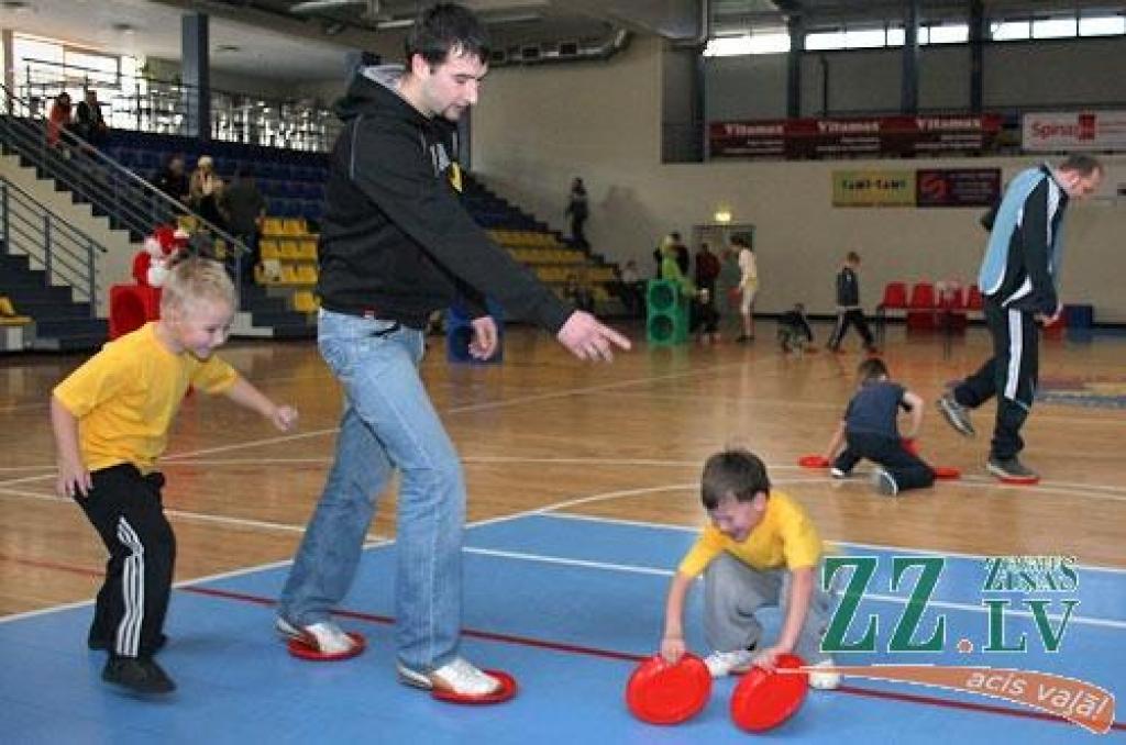 «Heijā, heijā, pulkā nāc!» – ikgadējie sporta svētki notika 22.novembrī, un tā bija jautra Dzīvnieku olimpiāde.
Jau piecpadsmito reizi Jelgavas Sporta hallē notika sacensības pirmsskolas vecuma jelgavniekiem un viņu vecākiem. Šogad tā...
