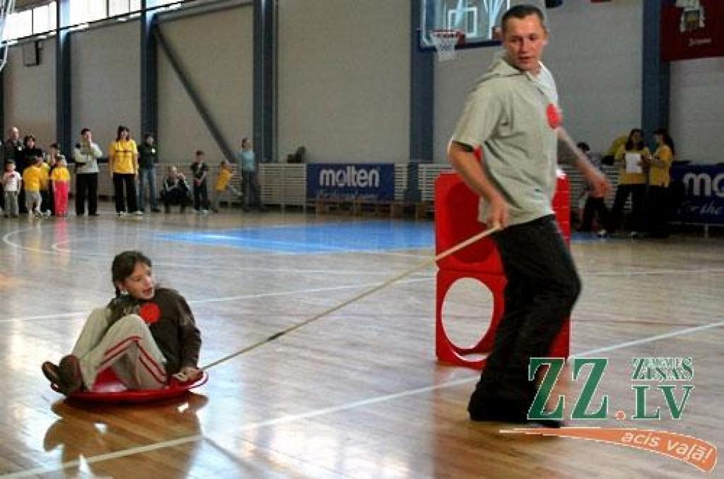 «Heijā, heijā, pulkā nāc!» – ikgadējie sporta svētki notika 22.novembrī, un tā bija jautra Dzīvnieku olimpiāde.
Jau piecpadsmito reizi Jelgavas Sporta hallē notika sacensības pirmsskolas vecuma jelgavniekiem un viņu vecākiem. Šogad tā...