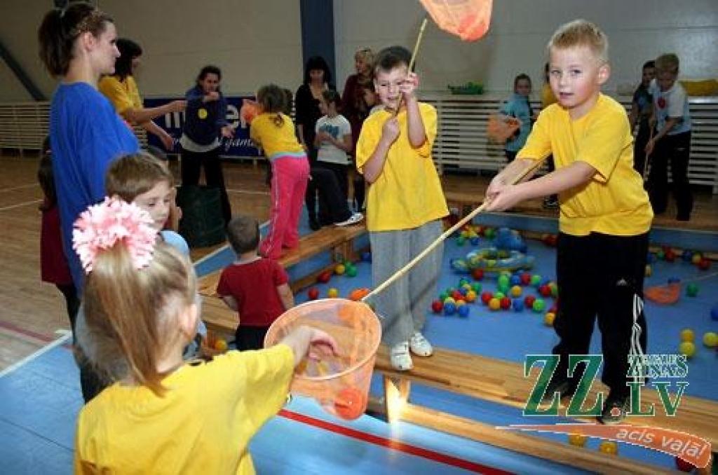 «Heijā, heijā, pulkā nāc!» – ikgadējie sporta svētki notika 22.novembrī, un tā bija jautra Dzīvnieku olimpiāde.
Jau piecpadsmito reizi Jelgavas Sporta hallē notika sacensības pirmsskolas vecuma jelgavniekiem un viņu vecākiem. Šogad tā...