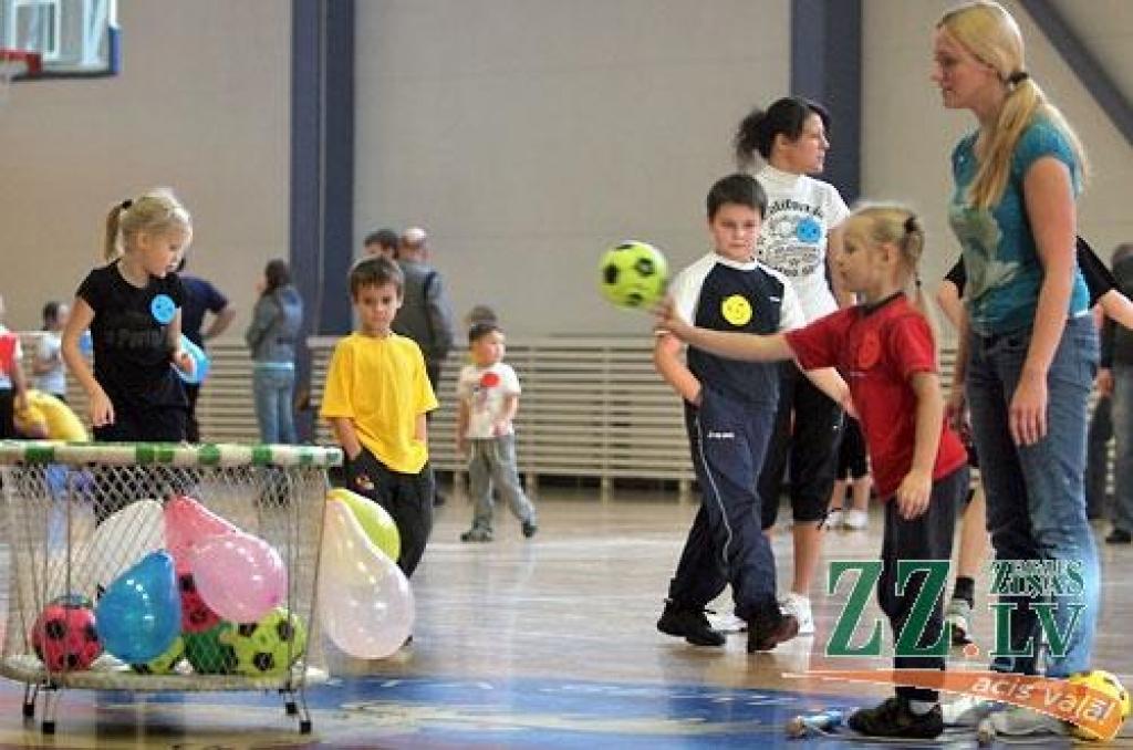 «Heijā, heijā, pulkā nāc!» – ikgadējie sporta svētki notika 22.novembrī, un tā bija jautra Dzīvnieku olimpiāde.
Jau piecpadsmito reizi Jelgavas Sporta hallē notika sacensības pirmsskolas vecuma jelgavniekiem un viņu vecākiem. Šogad tā...