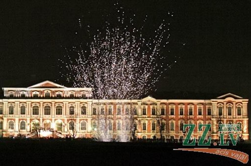 18.novembra vakarā uzņēmēji jelgavniekiem uzdāvināja krāšņu uguņošanu, kaut arī iepriekšējās runas par mazākām izmaksām un jauniem pārsteigumiem varēja viest bažas, ko šogad būs jāpriecājas, ka vispār sanācis salūts.

Bija aptuveni desmit...