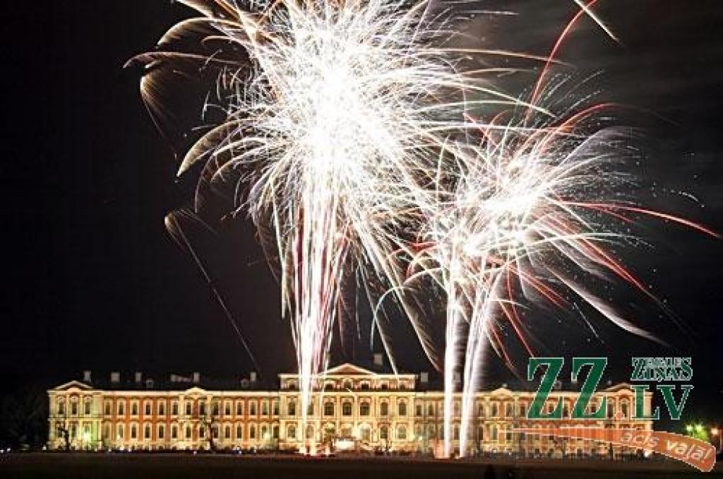 18.novembra vakarā uzņēmēji jelgavniekiem uzdāvināja krāšņu uguņošanu, kaut arī iepriekšējās runas par mazākām izmaksām un jauniem pārsteigumiem varēja viest bažas, ko šogad būs jāpriecājas, ka vispār sanācis salūts.

Bija aptuveni desmit...