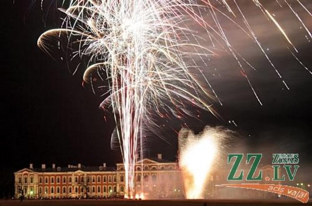18.novembra vakarā uzņēmēji jelgavniekiem uzdāvināja krāšņu uguņošanu, kaut arī iepriekšējās runas par mazākām izmaksām un jauniem pārsteigumiem varēja viest bažas, ko šogad būs jāpriecājas, ka vispār sanācis salūts.

Bija aptuveni desmit...