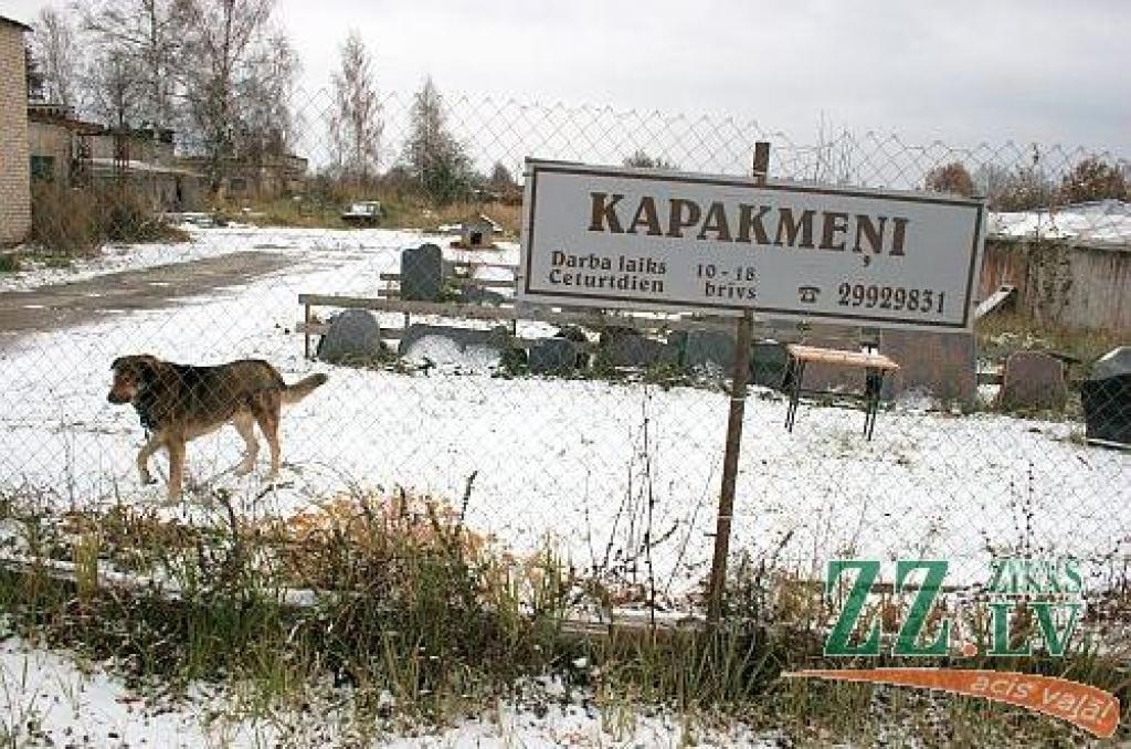 1. SIA «Jelgavas nekustamā īpašuma pārvalde» vadītājs Juris Vidžis domā... Laikam domā par siltināšanu.
2. «Roņi» plunčājas - tātad drīz būs ziema. Ja uz upes pamanīsiet bļitkotājus, tas nozīmē, ka drīz būs arī ledus...
3. Ar kājām no...